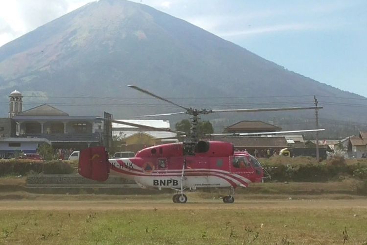 Helikopter jenis Kamov 32 11BC tiba di Temanggung untuk mengatasi kebakaran dengan cara bom air di Gunung Sumbing, Minggu (16/9/2018).