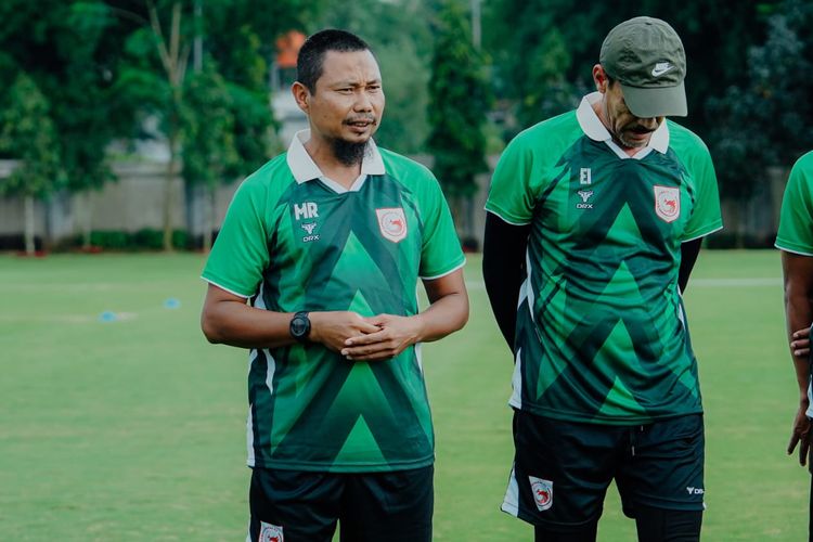 Pelatih baru Garudayaksa FC, Muhammad Ridwan, bertugas memimpin latihan tim menjelang pertandingan Championship Liga 2.