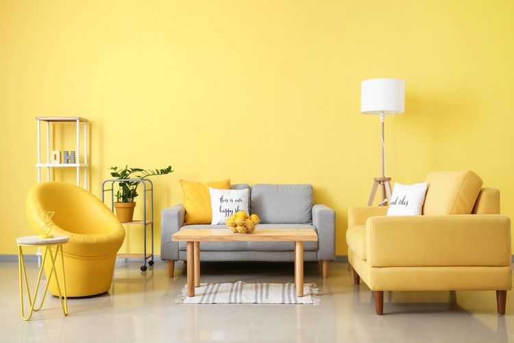 Ilustrasi ruang tamu dengan nuansa warna kuning.