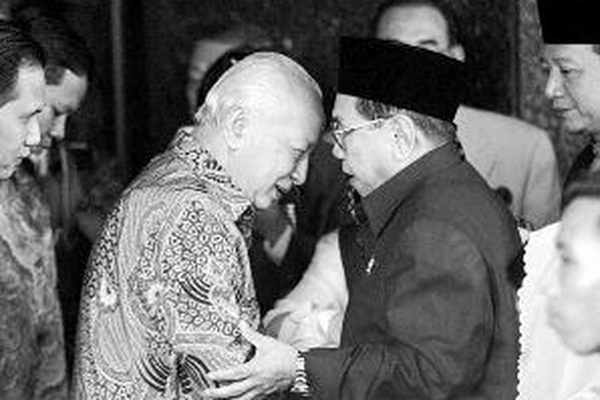 Mantan Presiden Soeharto menyambut hangat kedatangan Presiden RI Abdurrahman Wahid (Gus Dur) yang berkunjung ke rumahnya di Jalan Cendana, Jakarta Pusat, 8 Maret 2000 lalu