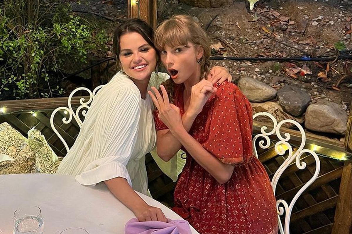 Potret ulang tahun ke-30 Selena Gomez, dirayakan bareng Taylor Swift. 