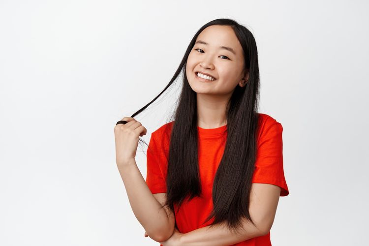 Banyak orang keramas setiap hari agar rambut terasa bersih. Amankah demikian? Berikut penjelasan pakar.