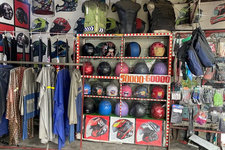 Helm Murah Ber-SNI Jadi Incaran Pengendara di Jakarta Barat