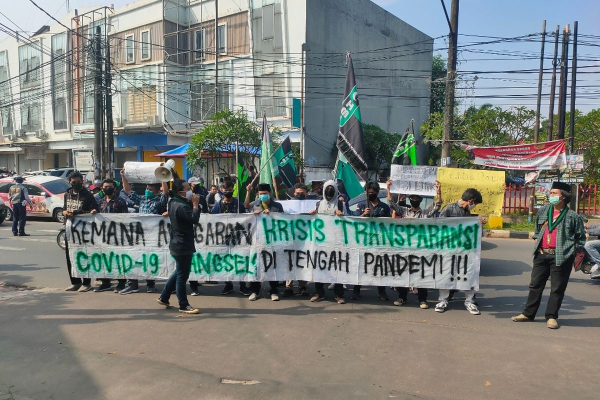 Sejumlah mahasiswa melakukan aksi demonstrasi di depan Gedung Pemerintah Kota Tangerang Selatan, Senin (13/7/2020)