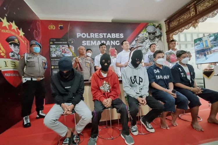 Lima tersangka pengeroyokan (dari kiri) LRF, SAH, RPG, MAK, KUS menghadiri konferensi pers di Polrestabes Semarang, Rabu (14/12/2022).