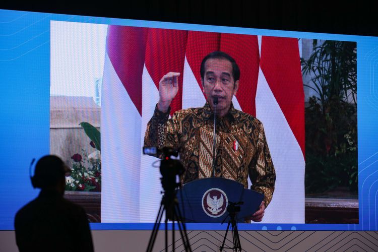 Presiden Republik Indonesia Joko Widodo memberi paparan secara virtuaql dari Istana Negara saat Kompas 100 CEO Forum Ke-12 bertema Ekonomi Sehat 2022 di Jakarta, Kamis (18/11/2021).