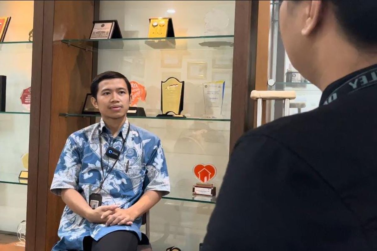 Achmad Budi Santoso, ASN disabilitas di Kementerian Koordinator bidang Perekonomian, saat wawancara khusus dengan Kompas.com, Agustus 2023.