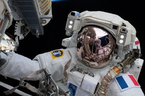 Sampah Antariksa Berkecepatan Tinggi Bikin Astronot Gagal Spacewalk