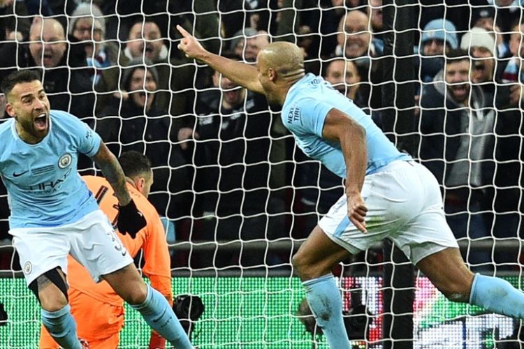 Bek Manchester City, Vincent Kompany (kanan), merayakan golnya bersama Nicolas Otamendi dalam laga final Piala Liga Inggris kontra Arsenal di Stadion Wembley, London, pada 25 Februari 2018.