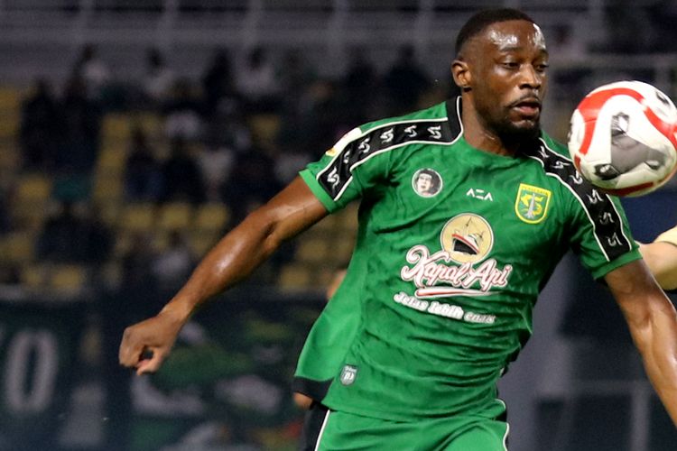 Pemain Persebaya Surabaya Yann Mabella berebut bola dengan pemain Penang FC saat uji coba internasional yang berakhir dengan skor 1-0  di Stadion Gelora Bung Tomo Surabaya, Sabtu (15/8/2026) malam.