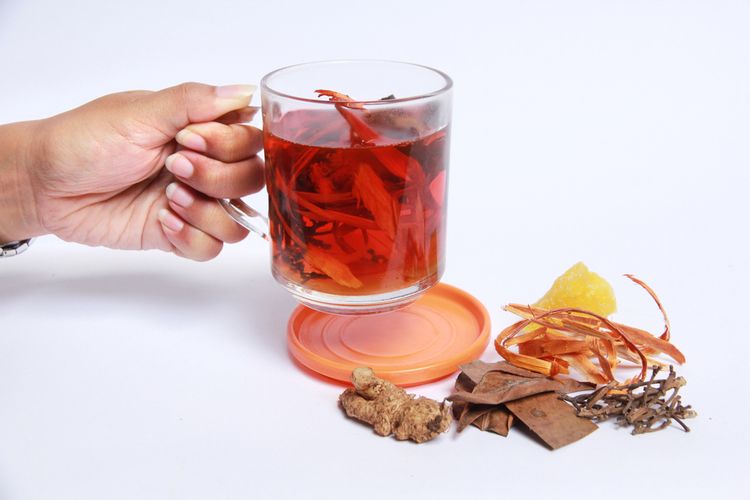 Ilustrasi segelas wedang uwuh panas, minuman herbal terbuat dari berbagai dedaunan kering. 