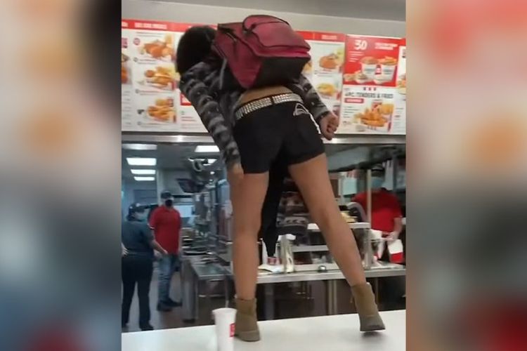 Seorang wanita di California KFC melompat ke konter dan mengancam akan menikam seorang pekerja setelah pesanannya ditolak karena tidak memakai masker. 