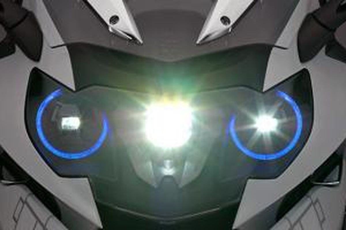 BMW kenalkan teknologi lampu laser untuk sepeda motor K1600GTL.