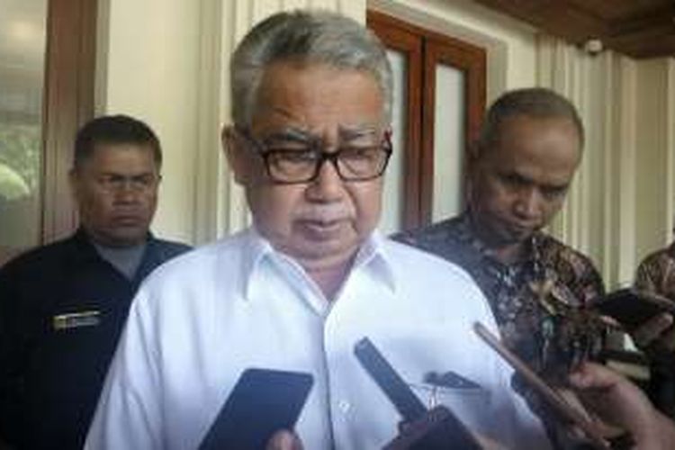 Gubernur Aceh Zaini Abdullah saat ditemui seusai pertemuan tertutup di kantor Kemenko Polhukam, Jakarta Pusat, Kamis (15/9/2016).