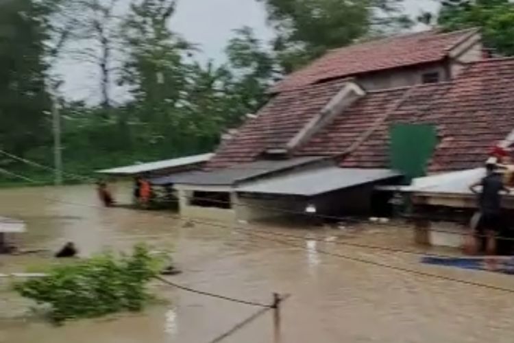 Perumahan Dinar Indah Meteseh, Kota Semarang terendam banjir