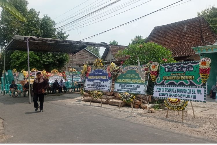 Rumah duka almarhum dari Praka Dwi Bekti Probo di Desa Tamanarum, Kecamatan Bendo, Kabupaten Magetan. almarhum dari Praka Dwi Bekti Proborencananya akan disemayamkan di rumah duka sebelum dimakamkan di TMP Madiun.