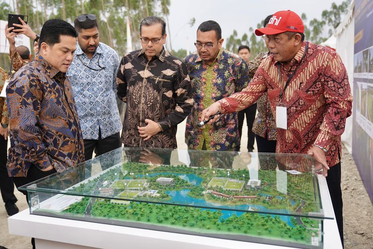 Ketum PSSI, Erick Thohir, mengamati maket desain Training Center Tim Nasional di IKN (Ibu Kota Nusantara), Jumat (22/9/2023) di Penajam Paser Utara.