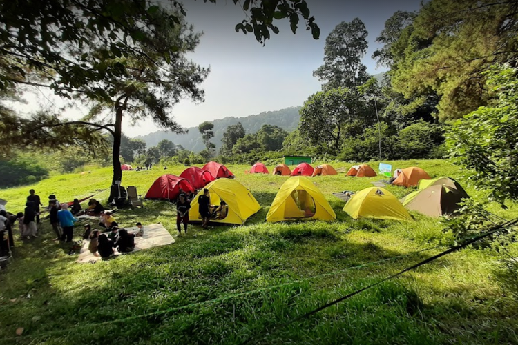 Berkemah di Sukamantri Camping Ground. 