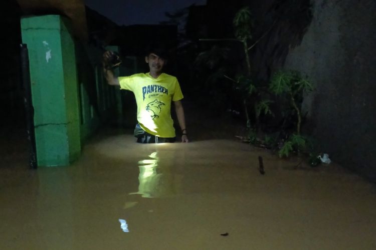 Muhamad Firman Ramadhan (23) warga Kampung Sukarame, RT 03 RW 16, Desa Cingcin, Kecamatan Soreang, Kabupaten Bandung, Jawa Barat saat menjelaskan soal banjir setinggi satu meter yang melanda rumahnya, Kamis (4/12/2025) malam