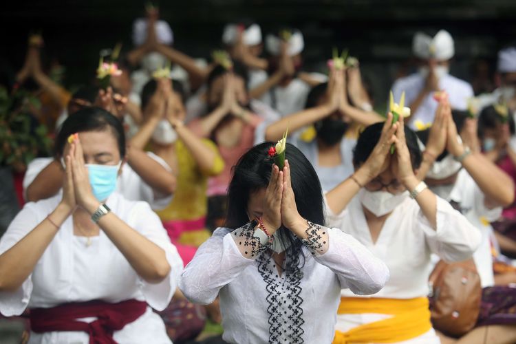 Umat Hindu melakukan persembahyangan yang menjadi bagian dari Upacara Tawur Agung di Pura Parahyangan Jagat Guru Serpong, Tangerang Selatan, Banten, Rabu (2/3/2022). Upacara Tawur Agung yang merupakan rangkaian dari perayaan Hari Raya Nyepi Tahun Saka 1944 di Tangerang berjalan aman dan lancar serta menerapkan protokol kesehatan.