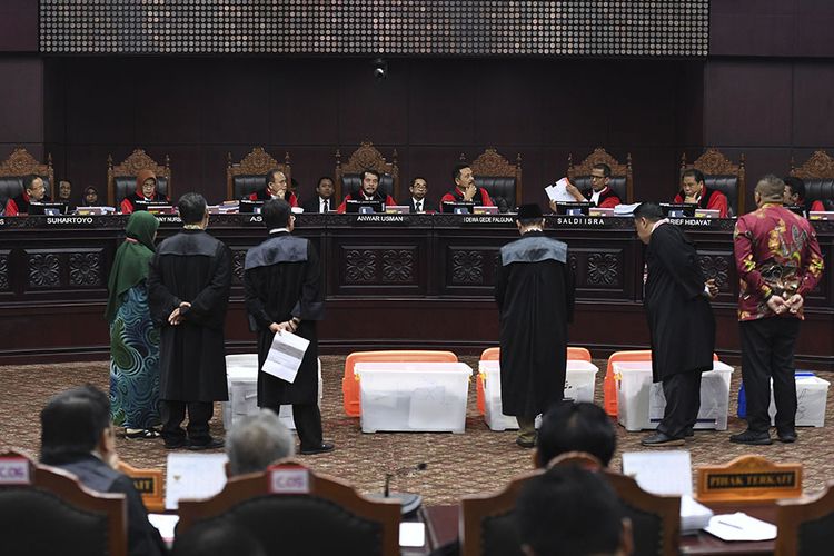 Hakim Mahkamah Konstitusi menunjukan sebagian bukti pihak pemohon yang belum bisa diverifikasi saat sidang Perselisihan Hasil Pemilihan Umum (PHPU) Presiden dan Wakil Presiden 2019 di Gedung Mahkamah Konstitusi (MK), Jakarta, Rabu (19/6/2019).