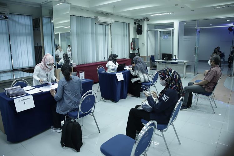 Pengambilan buku tabungan dan ATM oleh Dosen lulus Serdos tahun 2021 di Kantor LLDikti Wilayah III, Jakarta (21/3/2022).