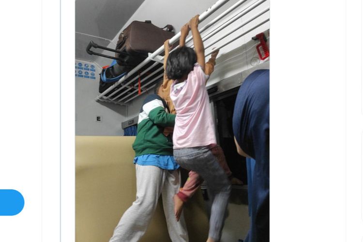 Tangkapan layar unggahan disertai foto menampilkan anak-anak bertingkah di dalam kereta dengan bergelantung di besi bagasi kabin.