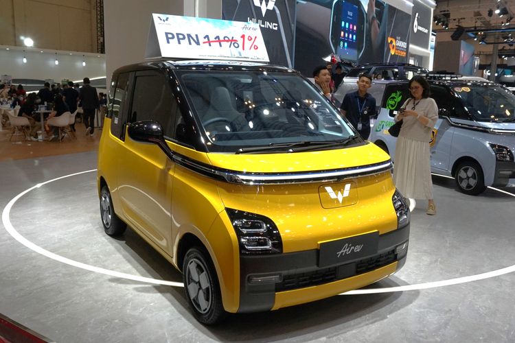 Deretan mobil listrik Wuling Air ev dipamerkan di GIIAS 2023