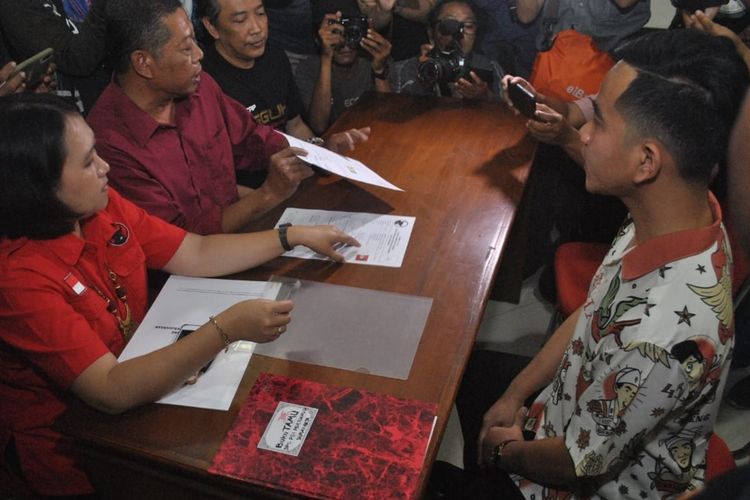 Putra sulung Presiden Jokowi, Gibran Rakabuming Raka di Kantor DPC PDIP Kota Surakarta Jalan Hasanudin No 26, Purwosari, Laweyan, Solo, Jawa Tengah, Senin (23/9/2019).