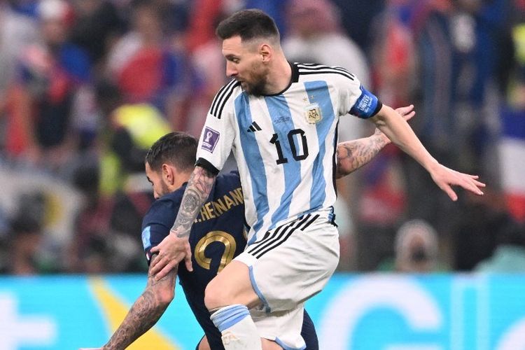 Aksi Lionel Messi dalam laga final Piala Dunia 2022 antara Argentina vs Perancis di Stadion Lusail, Doha, Qatar, 18 Desember 2022. (Photo by Kirill KUDRYAVTSEV / AFP)