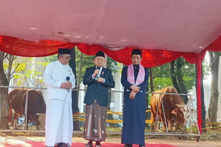 Wakil Presiden (Wapres) Ma'ruf Amin saat memberikan kete pers bersama Imam Besar Masjid Istiqlal Nasaruddin Umar di Masjid Istiqlal, Jakarta Pusat, Senin (17/6/2024).