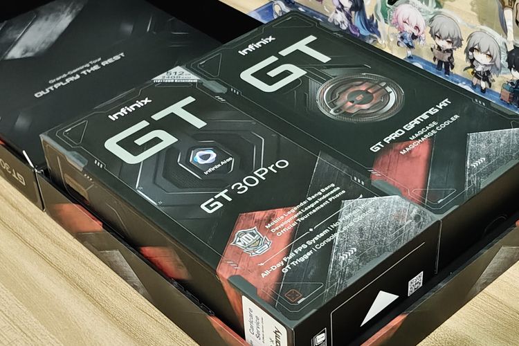 Isi di dalam kotak ritel Infinix GT 30 Pro Gaming Beast Edition. Terdapat dua kotak ritel yang meliputi unit ponsel dan satu kotak lainnya adalah aksesori magnetik dari Infinix.