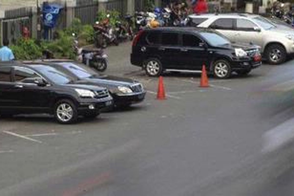 Sejumlah mobil terlihat parkir di tepi Jalan Hayam Wuruk, Jakarta, Rabu (1/6/2011).  