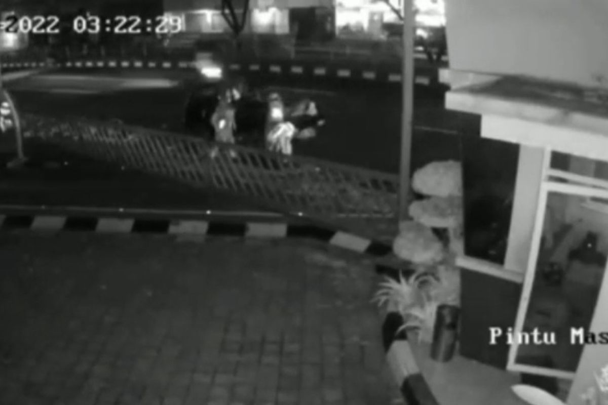 Kawanan pria yang mengenakan rompi diduga mencuri penutup drainase di Jalan Raya Margonda Depok pada Kamis (9/10/2022). (Tangkapan layar CCTV)