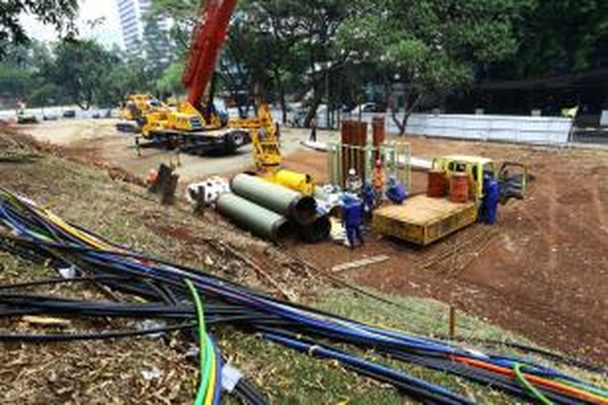 Pekerja tengah mengerjakan rancangan tiang pancang untuk pembangunan proyek mass rapid transit (MRT) di kawasan Sudirman, Jakarta Pusat, Senin (7/10/2013). Pemprov DKI Jakarta akan segera melakukan pemasangan tiang pancang untuk dimulainya mega prouek MRT.