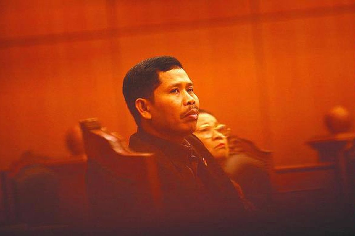 Anggota Komisi Pemilihan Umum, I Gusti Putu Artha (kiri), bersama anggota Komisi Nasional Perempuan, Sjamsiah Achmad, hadir dalam sidang pengujian UU Nomor 10 Tahun 2008 tentang Pemilu Anggota DPR, DPD, dan DPRD di Mahkamah Konstitusi, Jakarta, Rabu (12/11).  