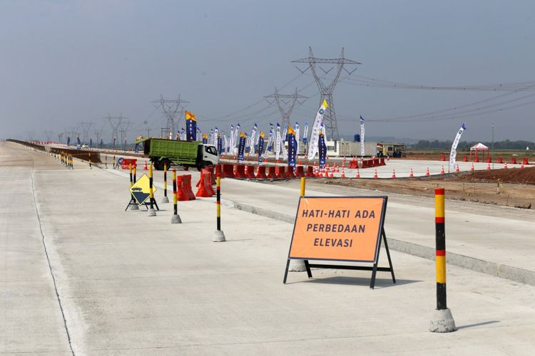 Kondisi jalan di tol Batang-Semarang, Jawa Tengah, Minggu (3/6/2018). Pembangunan tol tersebut sudah mencapai 95 persen dan diperkirkan dapat digunakan secara fungsional pada mudik dan balik Lebaran 2018.