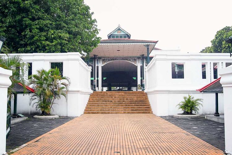 Salah satu bangunan penting yang ada di dalam lingkungan Keraton Yogyakarta dikenal dengan nama Siti Hinggil. Hal ini karena terdapat Singgasana Sultan yang terletak di Bangsal Manguntur Tangkil.
