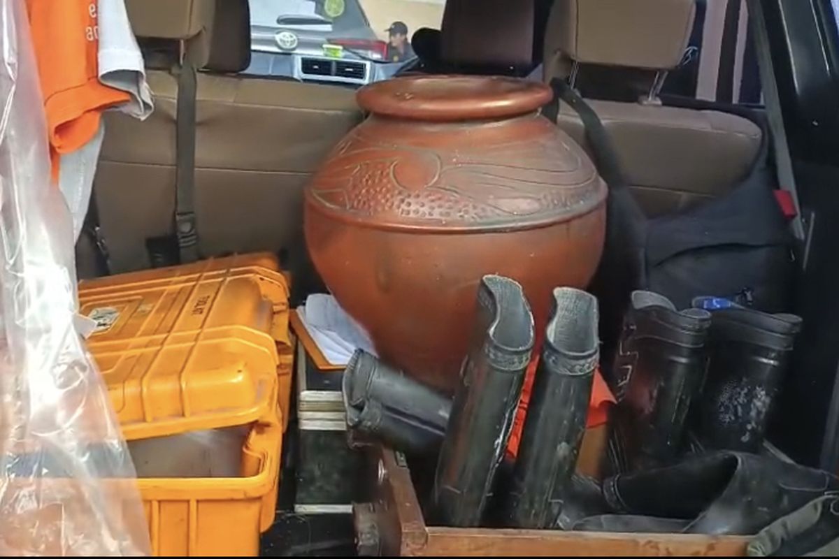 Gentong ajaib yang digunakan untuk menipu korban di Surabaya