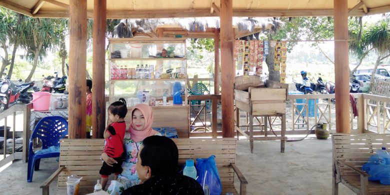 Wisatawan bersantai di warung makan Pantai Bantayan, Desa Ulee Rubek, Kecamatan Seunuddon, Kabupaten Aceh Utara, Aceh, Minggu (3/2/2019).