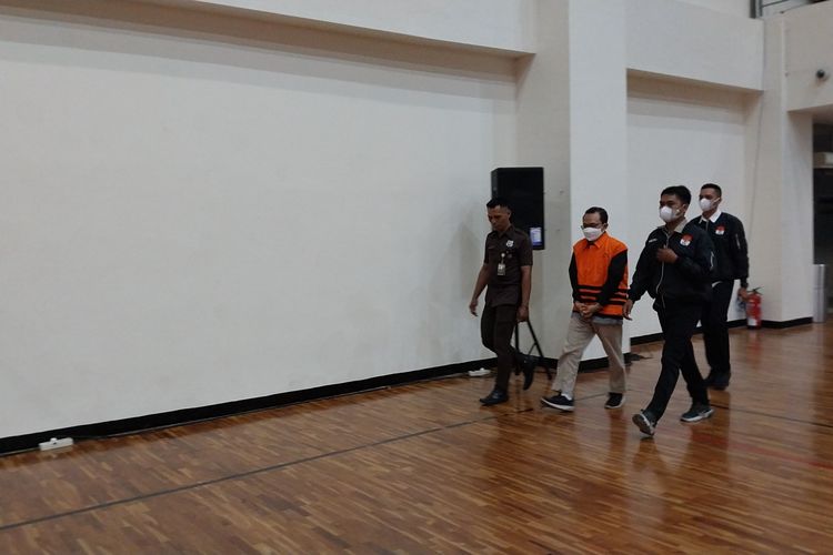 Eks Dirut Transjakarta, MKW saat memakai baju tahanan KPK di Gedung Juang KPK, Senin (18/9/2023).