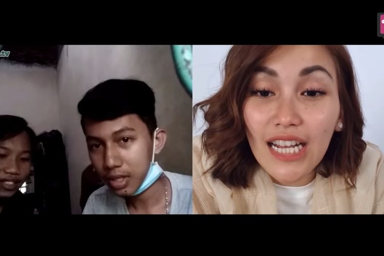 Penyanyi dangdut Ayu Ting Ting memberi uang kepada dua pemuda di Ome TV