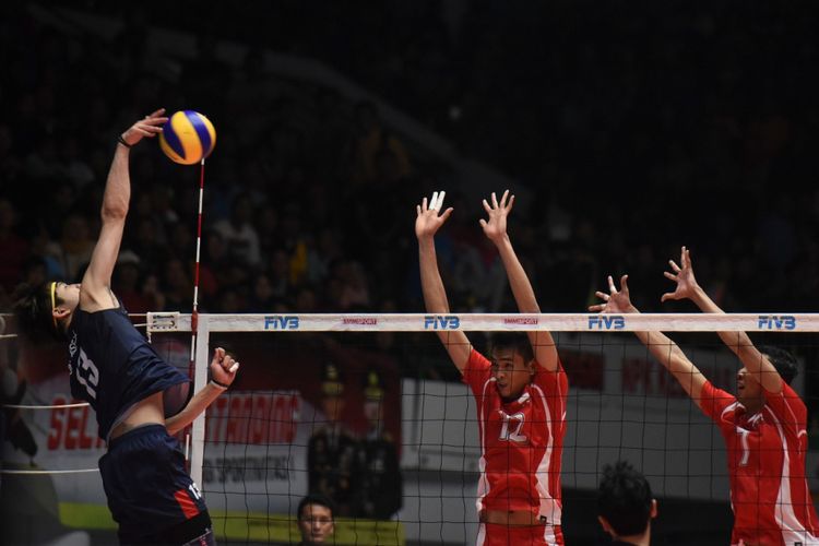 Pemain tim nasional bola voli Indonesia (merah) berusaha memblok pukulan dari pemain Korea Selatan pada laga babak delapan besar Kejuaraan Bola Voli Putra Asia 2017, di GOR Tridharma, Gresik, Jawa Timur, Kamis (27/7/2017).