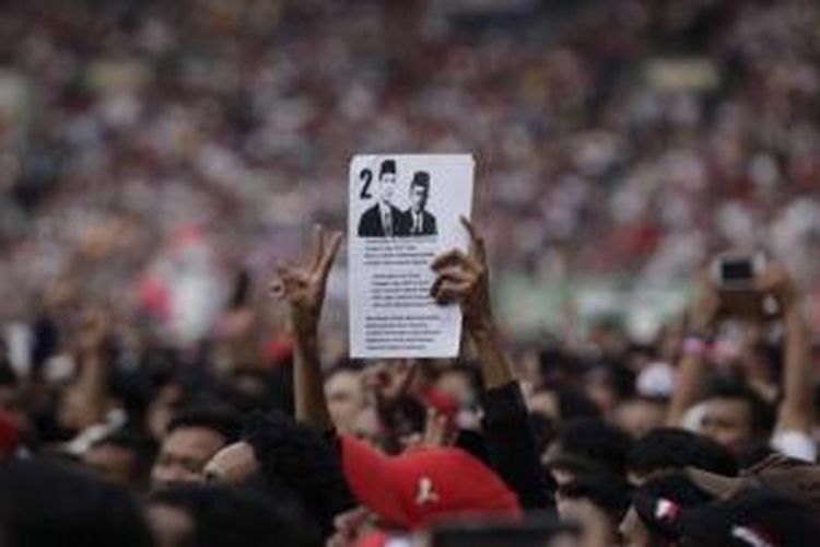 Ribuan simpatisan menghadiri acara Konser Salam 2 Jari Menuju Kemenangan Jokowi-JK, di Stadion Utama Gelora Bung Karno, Senayan, Jakarta, Sabtu (5/7/2014). Konser ini menutup rangkaian kampanye pasangan nomor urut 2 pilpres 2014. 