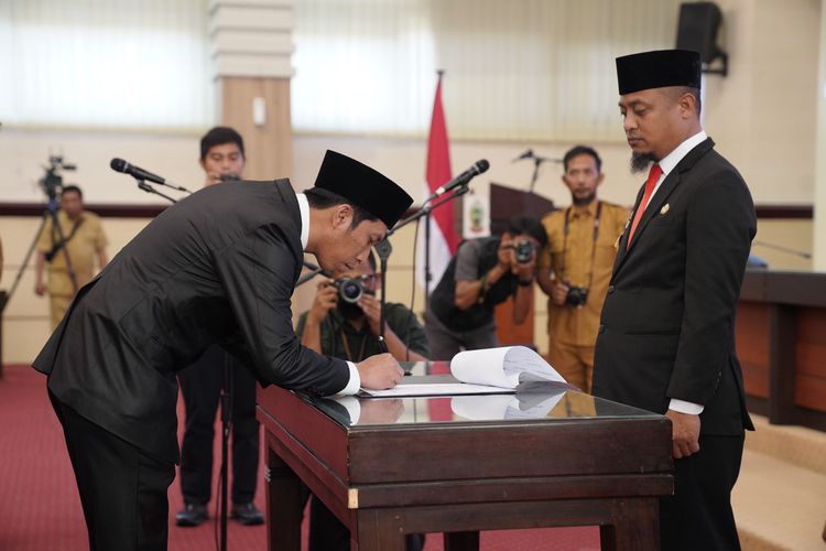 Gubernur Sulawesi Selatan (Sulsel) Andi Sudirman Sulaiman melantik putra Luwu Raya Andi Ihsan sebagai Kepala Biro (Karo) Umum Sekretariat Daerah (Setda) Sulsel.