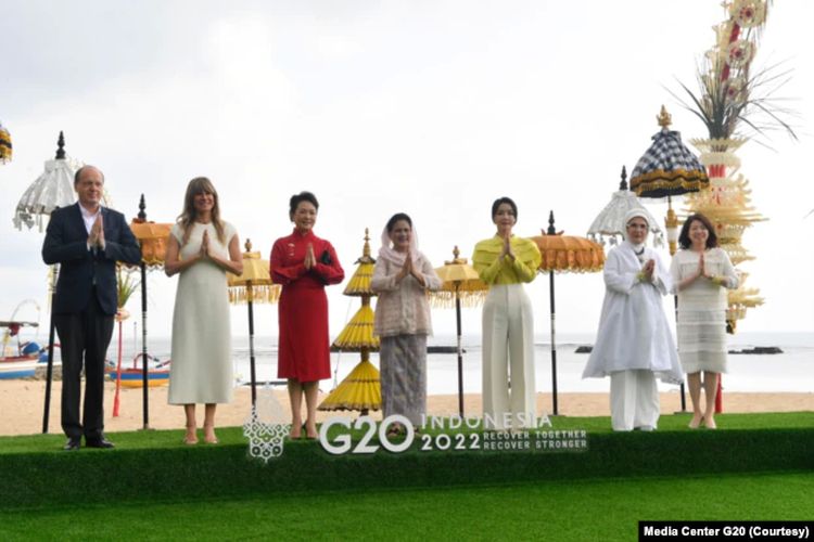 Sejumlah istri kepala negara KTT G20 didampingi Ibu Negara Iriana Jokowi mengikuti rangkaian Spouse Program di Bali.
