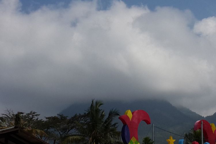 Gunung Panderman, Kota Batu, Jawa Timur tampak dari bawah, Selasa (10/7/2018)