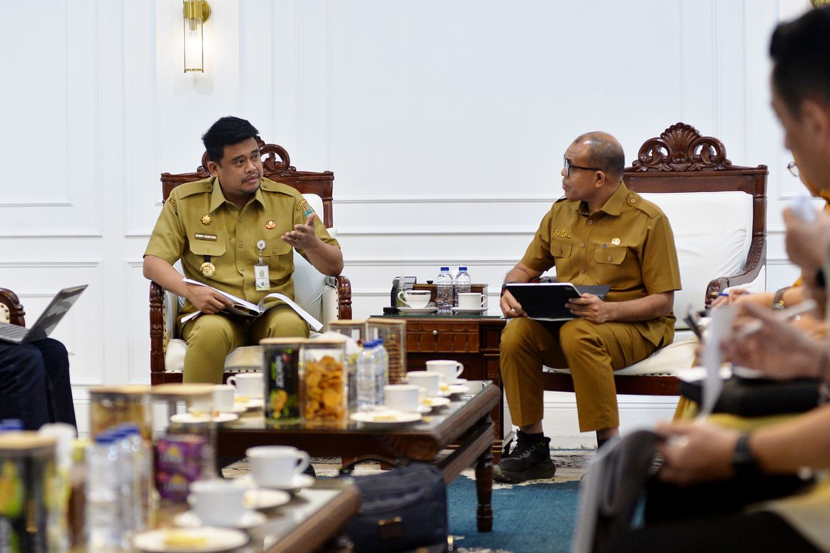 Gubernur Sumatera Utara (Sumut) Muhammad Bobby Afif Nasution memimpin Rapat Koordinasi dengan Organisasi Perangkat Daerah (OPD) terkait untuk Pembangunan Rumah Sakit Internasional Provinsi Sumut di Ruang Kerja Kantor Gubernur Jalan Diponegoro Kota Medan, Senin (18/5/2026). 