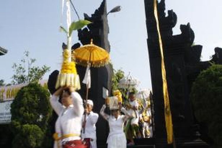 Umat Hindu di Magelang Jawa Tengah, menggelar sembahyang menjelang Hari Raya Nyepi, di Pura Komplek Akademi Militer Kota Magelang, Sabtu (29/3/2014).
 