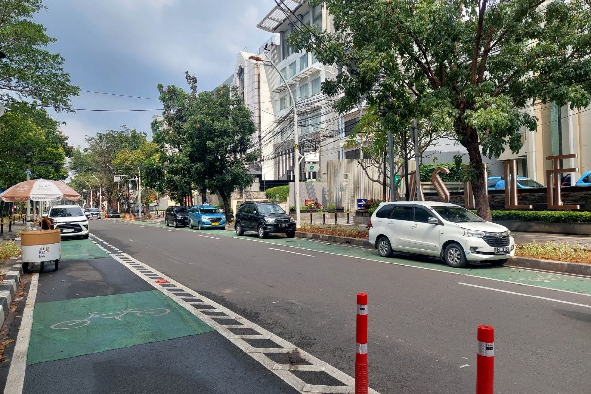 Suasana jalur sepeda di Jalan KH Wahid Hasyim, Gondangdia, Menteng, Jakarta Utara, tampak tidak sesuai peruntukkannya, pada Minggu (9/4/2023).
